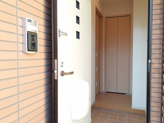 物件内観写真14　(明るい玄関です)