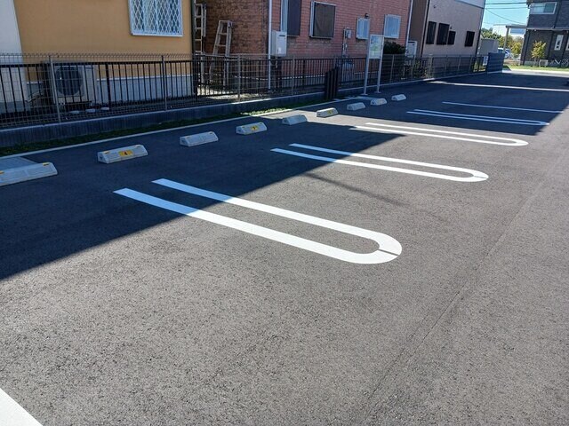 物件外観写真2　(駐車場があるので、車を買う予定の方も安心です)