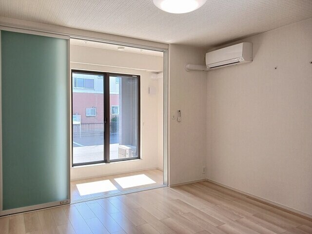 物件内観写真9　(ゆったりとした居間です)