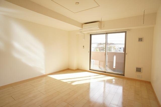 物件内観写真9　(ゆったりとしたリビングです)