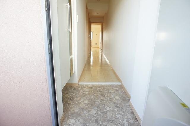 物件内観写真17　(ゆったりとした玄関です)