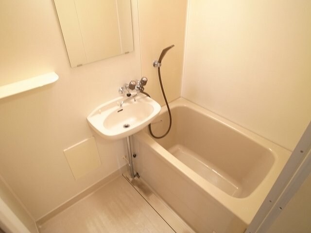 物件内観写真12　(日々の疲れを癒すお風呂付です)