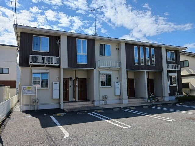 物件外観写真1　(落ち着いた雰囲気の外観です)