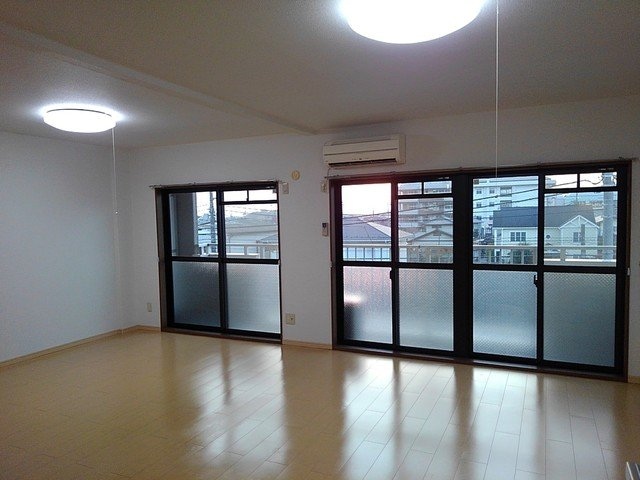 物件内観写真9　(ゆったりとしたリビングです)