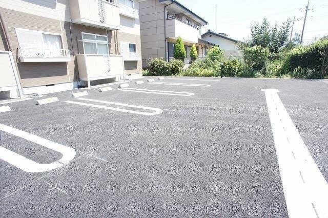 物件外観写真2　(車をお持ちの方に嬉しい駐車場付きの物件です)