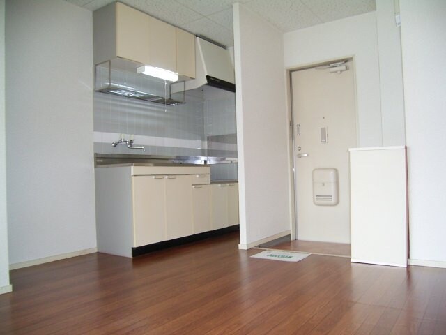 物件内観写真9　(コンパクトなキッチンで掃除もラクラク)