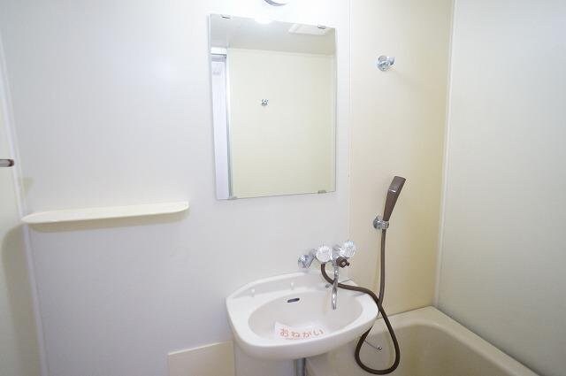 物件内観写真12　(ゆったりとスペースのある洗面所)