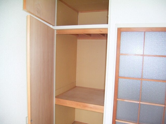 物件内観写真14　(たっぷりとした収納スペースです)