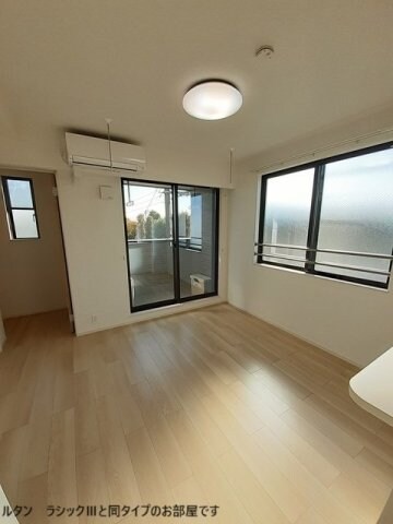 物件内観写真9　(おしゃれな居間です)