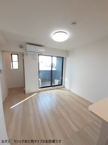 物件内観写真9　(ゆったりとした居間です)