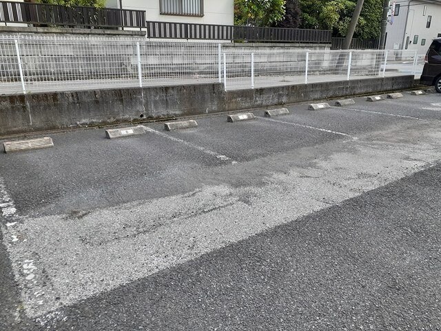 物件外観写真2　(駐車スペースもあります)