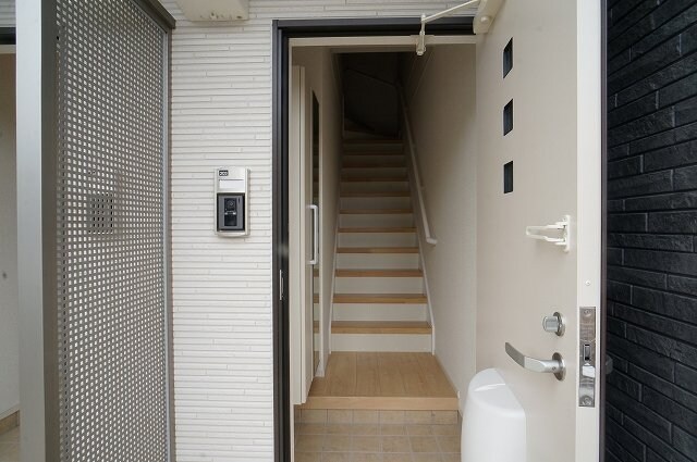 物件内観写真9　(落ち着いた玄関です)