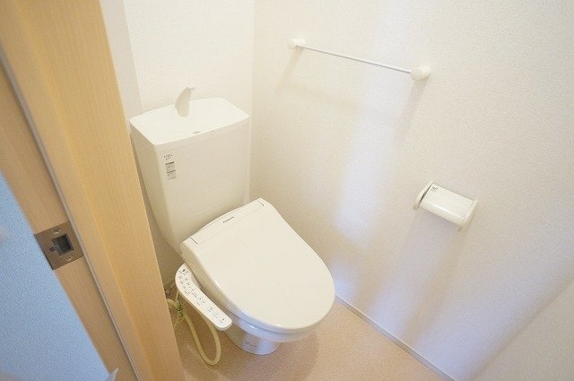 物件内観写真16　(ゆったりとした空間のトイレです)