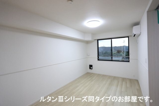 物件内観写真9　(ゆったりとしたリビングです)