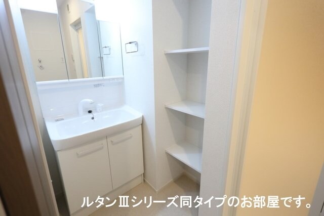 物件内観写真12　(忙しい朝には欠かせない洗面所です)