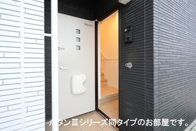 物件内観写真14　(明るい玄関です)