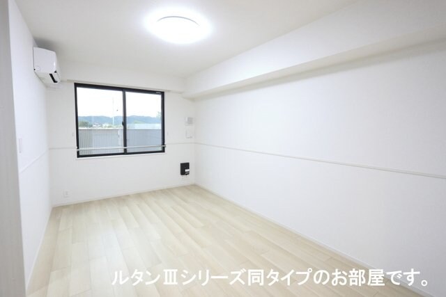 物件内観写真9　(おしゃれな居間です)