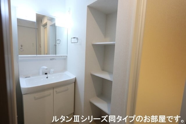 物件内観写真12　(明るい洗面所です)