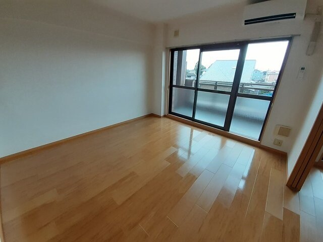 物件内観写真9　(ゆったりとしたリビングです)