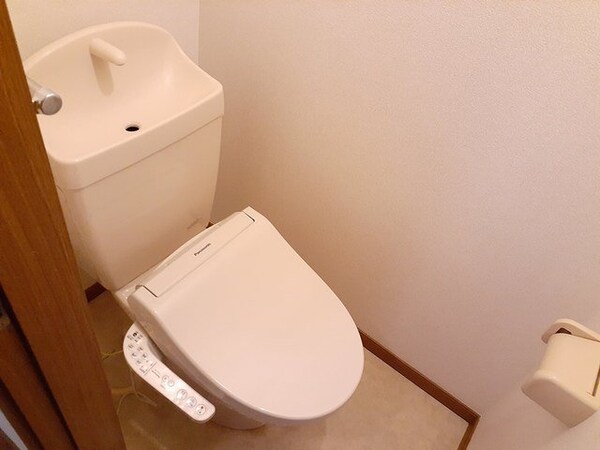 トイレ(落ち着いた色調のトイレです)