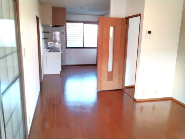 物件内観写真2　(こちらの居間で趣味の時間をお楽しみください)