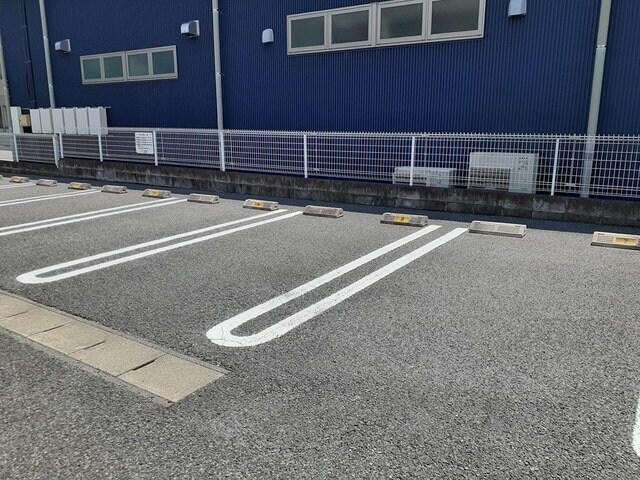 物件外観写真2　(駐車場完備です)
