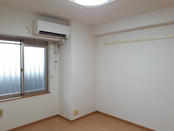 内装他(明るい室内です)