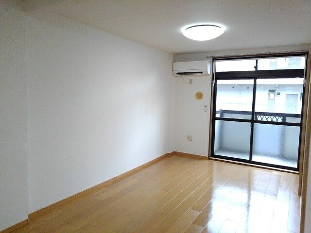 物件内観写真9　(ゆったりとした居間です)