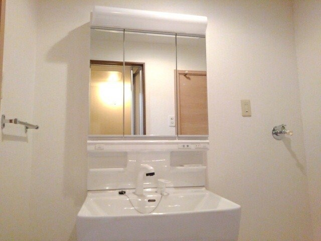 物件内観写真13　(コンパクトで使いやすい洗面所)