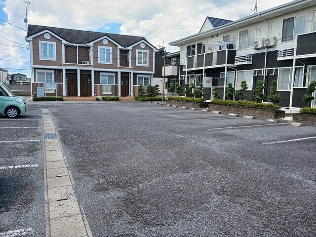 物件外観写真2　(車をお持ちの方に嬉しい駐車場付きの物件です)