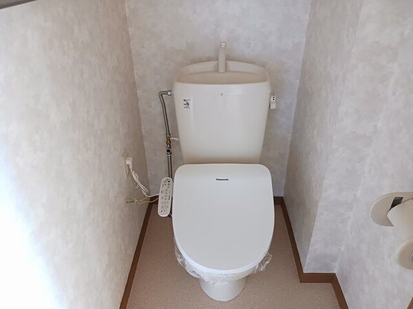 トイレ(落ち着いた色調のトイレです)