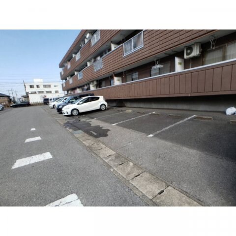 物件外観写真3　(駐車場に車を止められます)
