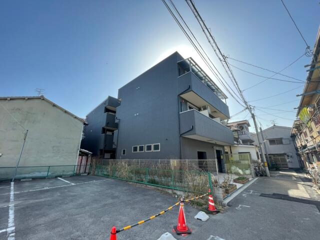 物件外観写真3　(隣に月額駐車場あり)