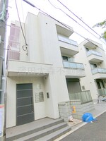 2015年12月築　軽量鉄骨造地上3階建て総戸数12戸　オー