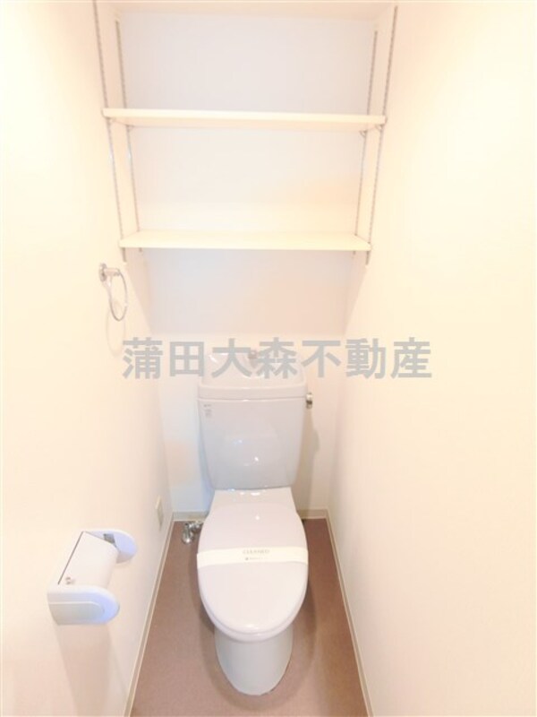 トイレ(棚付きのトイレ　コンセントあるので温水暖房便座の設置は可能で)
