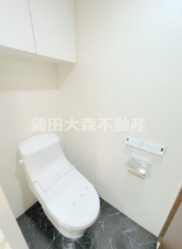 トイレ(棚収納と温水暖房便座付きのトイレ)