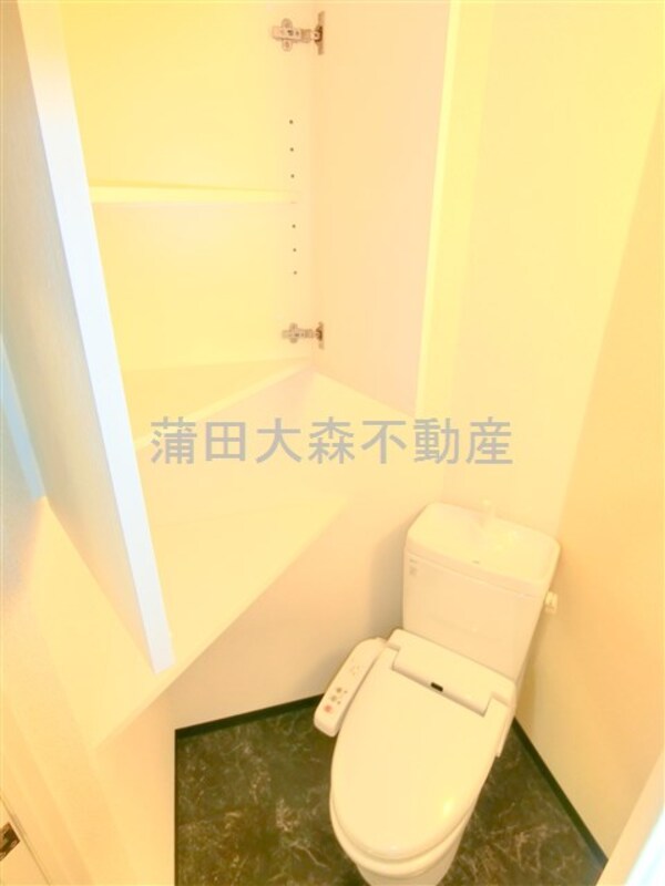 トイレ(吊戸棚と温水洗浄便座付きのトイレ)