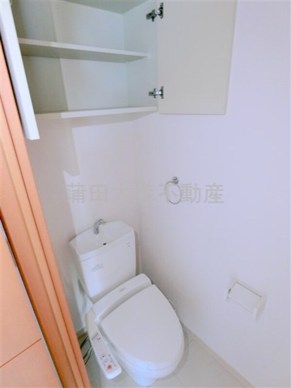トイレ(吊戸棚収納と温水洗浄便座付きのトイレ)