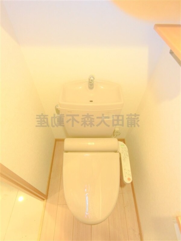 トイレ(棚収納と温水洗浄便座付きのトイレ)