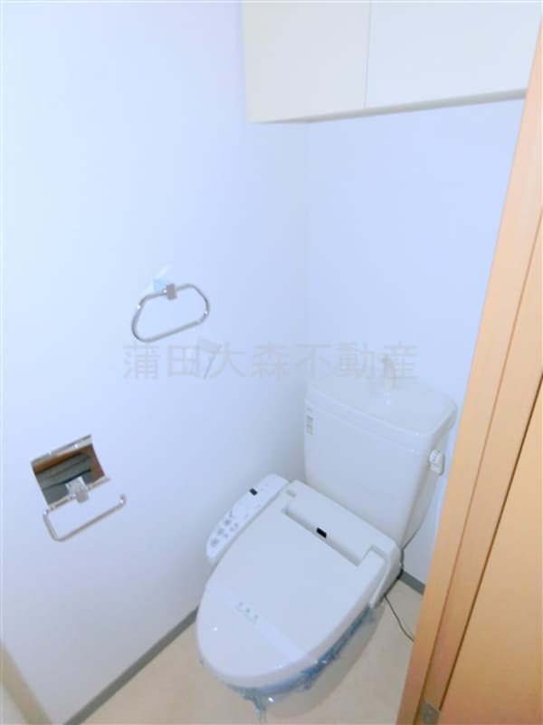 トイレ(吊戸棚収納と温水洗浄暖房便座付きのトイレ)