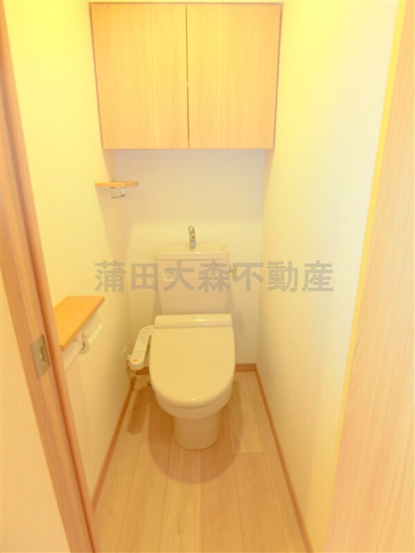 トイレ(吊戸棚と温水暖房便座付きのトイレ)