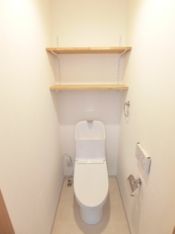 トイレ(棚と温水洗浄便座付きのトイレ)