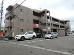 グランディヒルズは鉄筋コンクリート3階建てのマンションです。