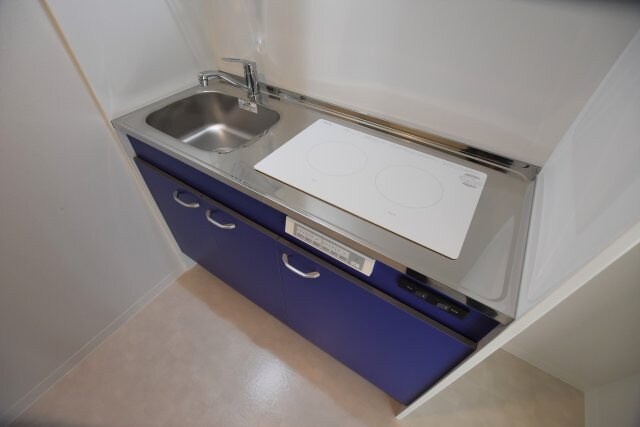 物件内観写真7　(偶数階キッチンは赤色です。)