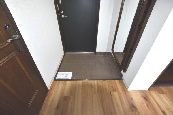 玄関(参考写真（同物件別部屋）)