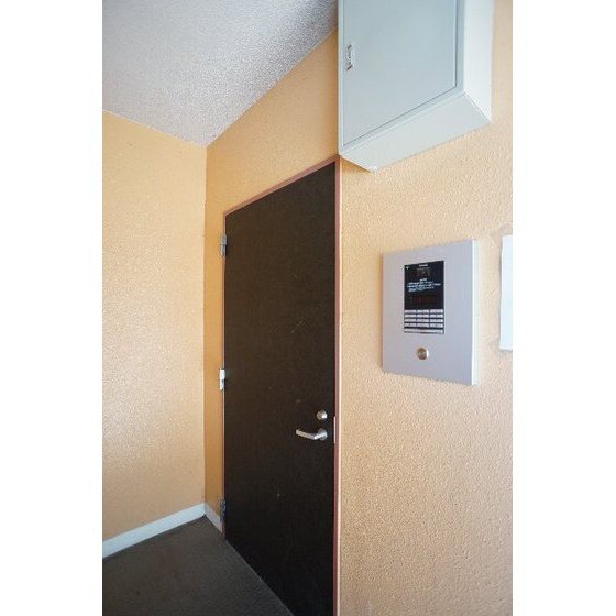 物件外観写真2　(エントランスにオートロックあり)
