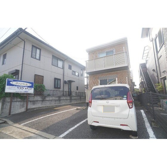 ヴァンベールの駐車場