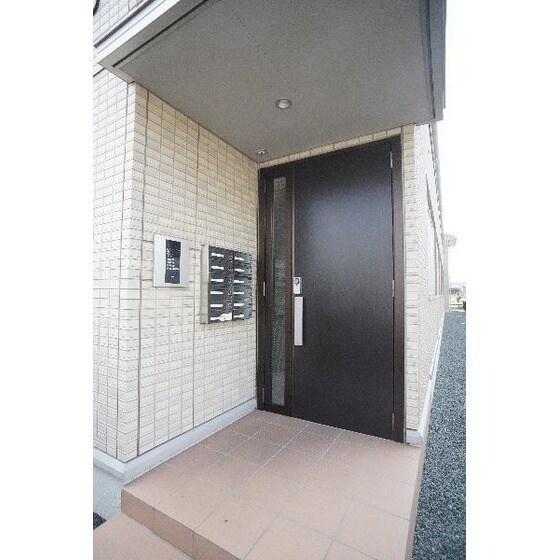 物件内観写真6　(共用エントランスにはオートロッ)