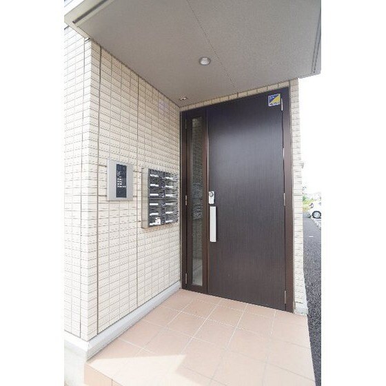 物件外観写真3　(共用エントランスにはオートロッ)