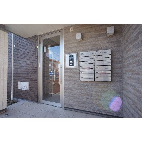 物件内観写真16　(共用エントランスにはオートロッ)